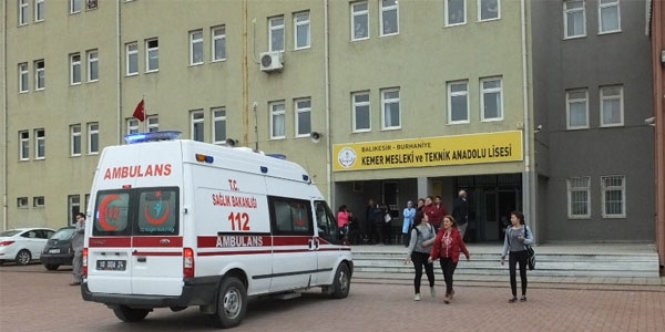 Lisede bıçaklı kavga: 1'i ağır, 3 öğrenci yaralı