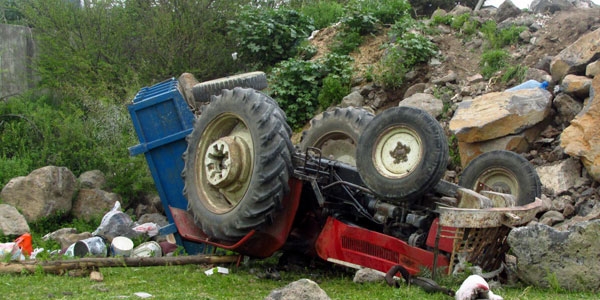 Adana'da traktör devrildi: 2 ölü, 14 yaralı