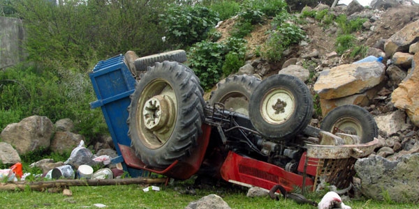 Adana'da traktr devrildi: 2 l, 14 yaral