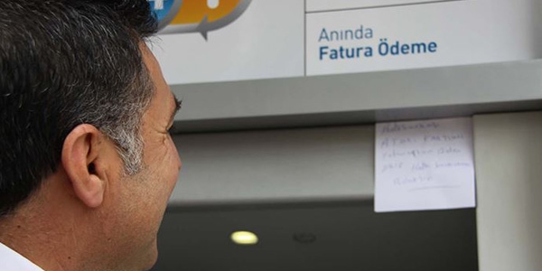 Kartı ATM'de kaldı, görevlilere not yazdı