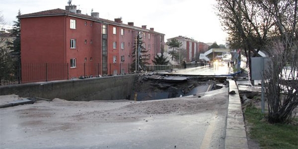 Başkentte su borusu patlayınca yol çöktü