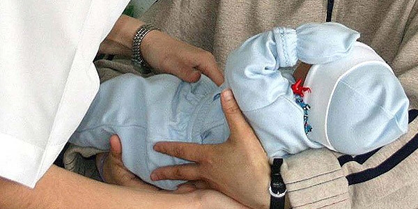 'Sütü kesilen anne bebeğini yeniden emzirebilir'