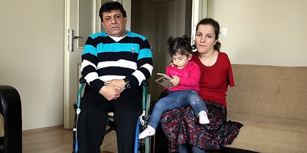 Çocuğunu tek parmağıyla büyütüyor