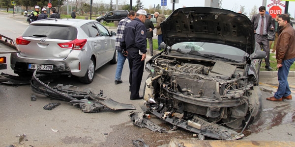 Bakan Kl'n konvoyunda kaza: 2 polis yaral