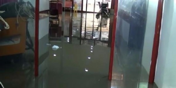 Yağış nedeniyle acil servisi su bastı