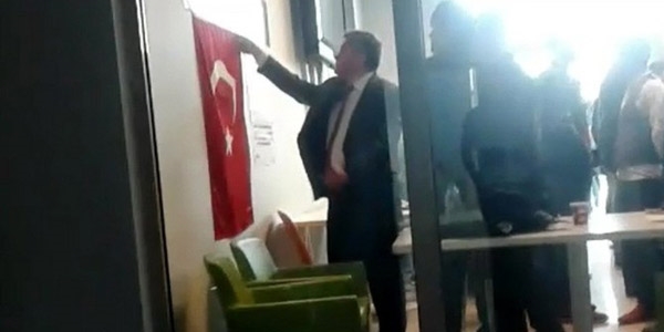 Dekan'dan 'Bayrak krizi' aklamas