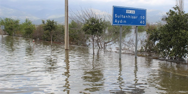 Baraj kapaklar alnca yollar gle dnd