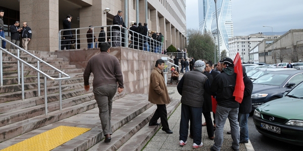 Elleri kelepçeli halde adliye'den kaçtı
