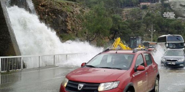 Hafza sfrland, yollar su altnda kald