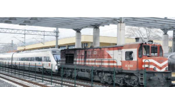 Hızlı trenin imdadına kara tren yetişti