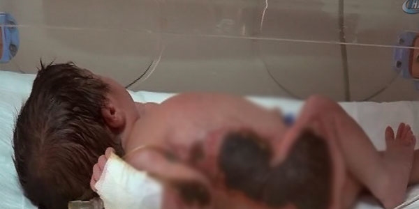 Yeni doğan bebeği ısıtacağız diye yaktılar!