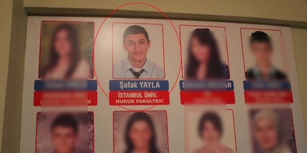Şafak Yayla dershanenin şeref kürsüsündeymiş!