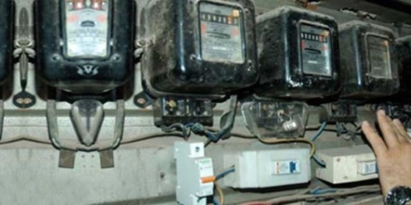 Kaçak elektrik bağlantısı yapmaya çalışırken akıma kapıldı!