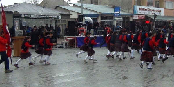 Öğrenciler yağmurdan kaçtı doluya tutuldu