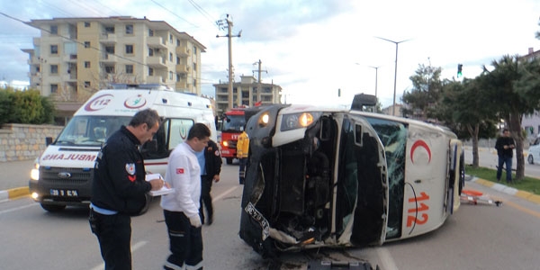 Ambulansla minibüs çarpıştı: 3 yaralı