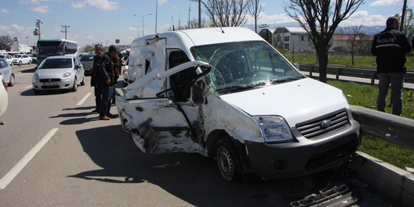 Polis aracıyla kamyon çarpıştı: 1 yaralı