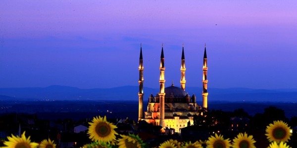 Selimiye kapılarını artık hiç kapatmıyor