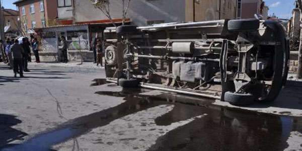 Karaman'da iki öğrenci servisi çarpıştı: 8 yaralı