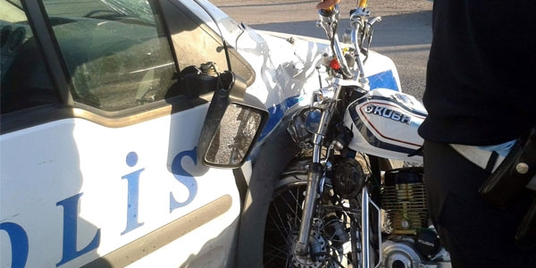 Polis otosuna çarpan motosikletli genç ağır yaralandı