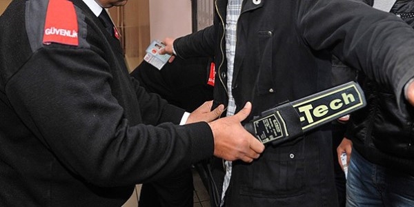 'Özel güvenliğin arama, zor kullanma yetkisi yok'