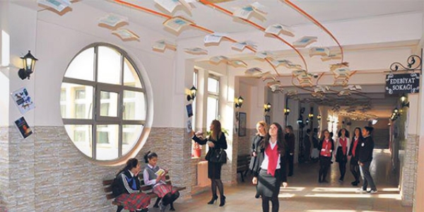 Okul koridorunda 'Edebiyat Sokağı'