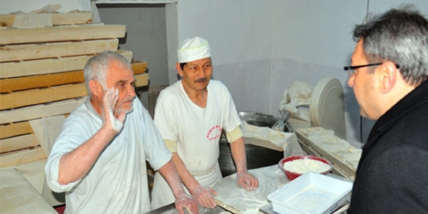 Hayvan yemiyle ekmek yaparken yakalandılar!