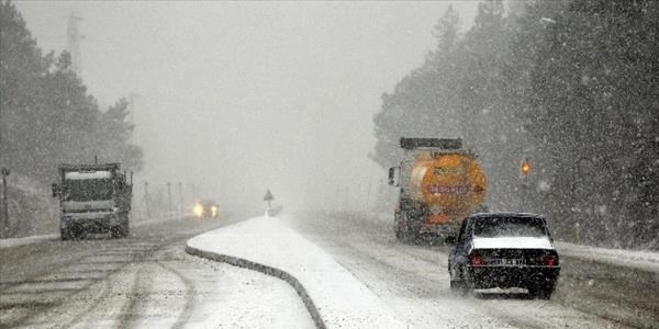Bolu Dağı geçişinde kar yağışı etkili oluyor