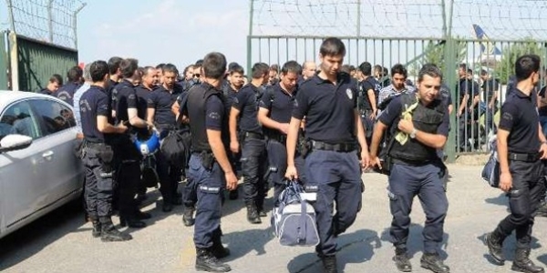 stanbul'da 35 bin polis grev yapyor