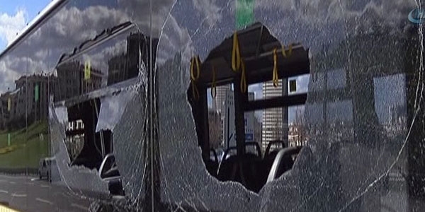 Metrobüsün tekeri fırladı, 4 araç hasar gördü