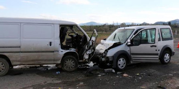 Yemin törenine giden aile kaza yaptı: 1 ölü, 6 yaralı