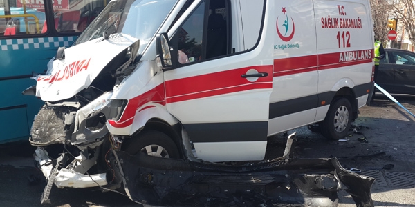 Ambulans halk otobüsü ile çarpıştı: 7 yaralı