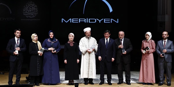 Davutoğlu'ndan 6 akademisyene hadis ve siret ödülü
