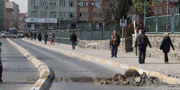 Elektrik kabloları asvaltı patlattı!