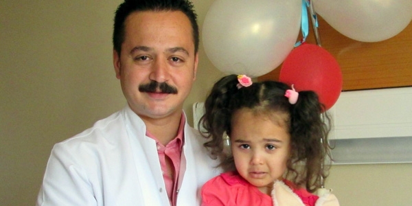 Minik kızın kopan parmağı 4 saatte dikildi
