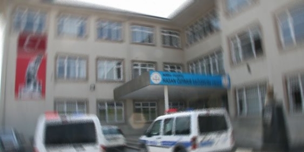 Okula girmeye çalışan gençler müdürü dövdü!