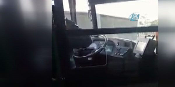 Otobüs şoförünün cep telefonu ve çay keyfi / Video