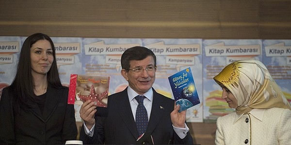 Davutoğlu'ndan Kitap Kumbarası'na destek