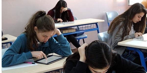 TEOG deneme sınavına tablet bilgisayarla girdiler