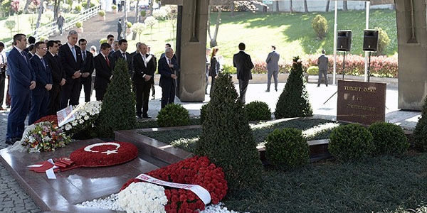 Davutoğlu Özal ve Menderes'in kabirlerini ziyaret etti