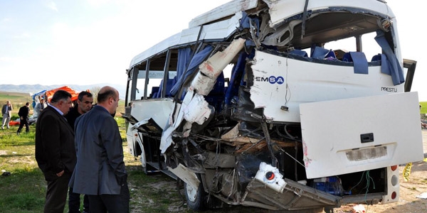Cezaevi servis minibüsü kaza yaptı: 1 ölü, 9 yaralı
