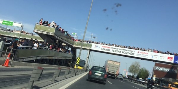 Metrobüs duraklarında insan seli