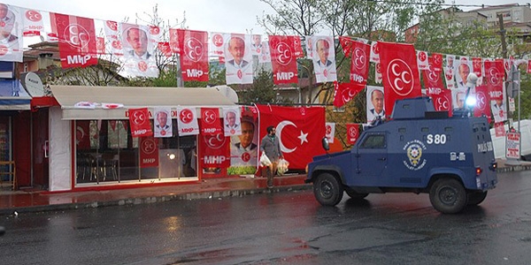 stanbul'da MHP seim brosuna silahl saldr