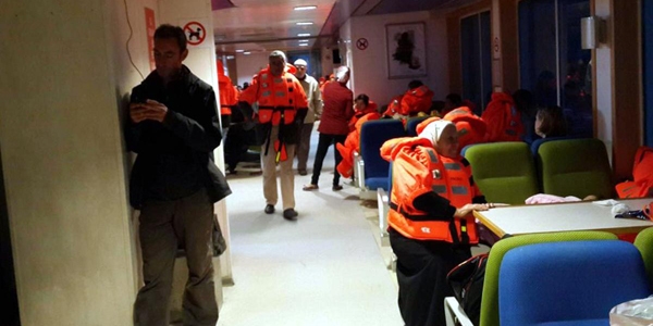 Karaya oturan feribotun 188 yolcusu kurtarlmay bekliyor