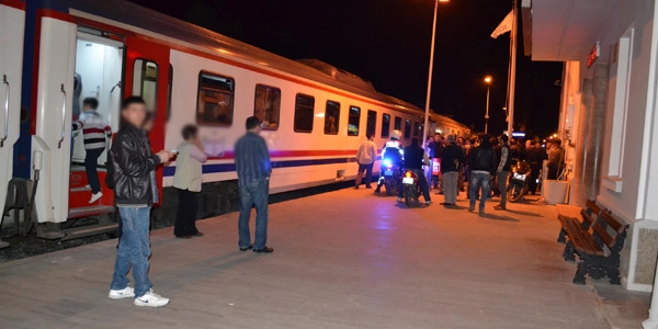 Manisa'da yolcu trenine tal saldr, makinist yaraland