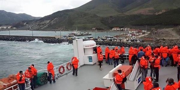 Karaya oturan feribottaki yolcuların tahliye işlemi tamamlandı