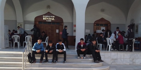 Bu camide öğrencilere her sabah çay ve simit var