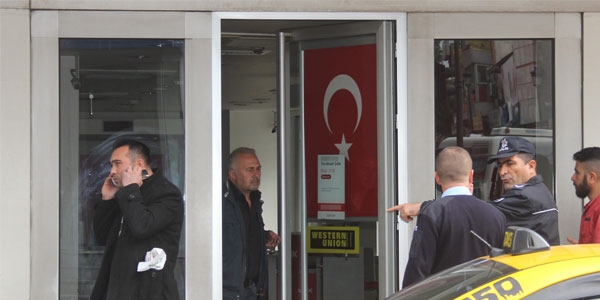 Bankanın kapısı üç gün açık unutuldu!