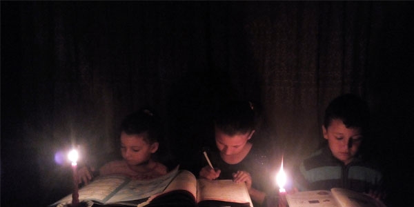 Elektriği olmayan evde üç kardeşin okuma azmi