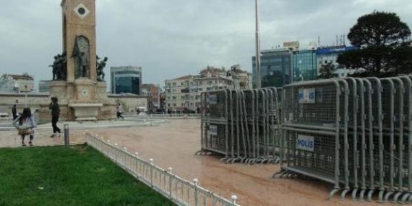 Taksim Meydanı'na polis barikatları getirildi