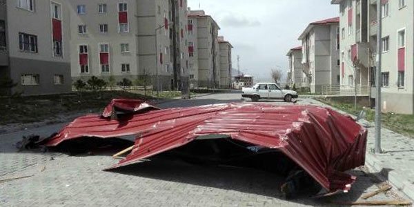 Fırtına TOKİ konutlarının çatılarını uçurdu!